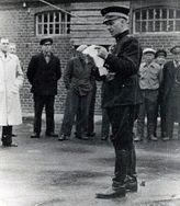 Overbetjent Hjortshøj læser dagsbefalingen den 5. maj 1945. Kilde: www.hammel-billeder.dk